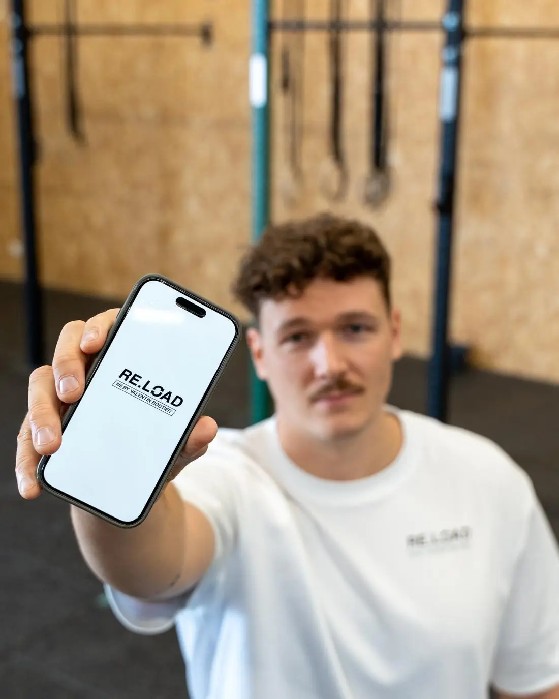Valentin montre l'application Re.Load sur un téléphone