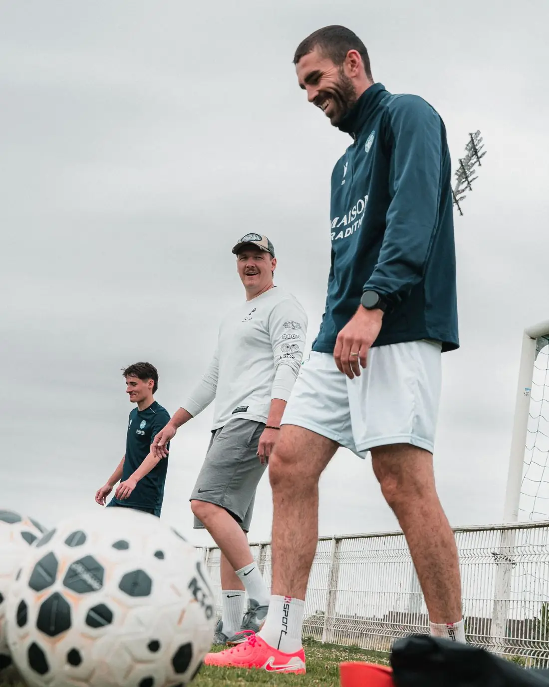 Footballeurs souriants à l'entraînement de réathlétisation