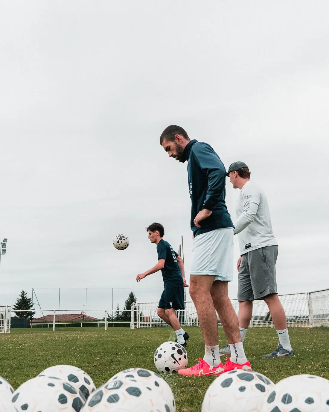 Sportif en situation de changement de direction pendant une séance de réathlétisation